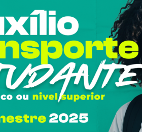 Imagem promocional com fundo verde-água e o texto em destaque, anunciando o auxílio transporte estudantil para o 2º semestre de 2025. O texto diz: “#auxílio transporte ESTUDANTE curso técnico ou nível superior 2º Semestre 2025”. As palavras “auxílio” e “transporte” aparecem em destaque, sendo “auxílio” em branco e “transporte” em amarelo vibrante. “ESTUDANTE” está escrito em letras brancas grandes com estilo de pincelada. No canto direito da imagem, há uma jovem sorridente, de pele negra, cabelos cacheados e soltos, usando óculos de armação fina, camisa branca e mochila preta, com expressão alegre