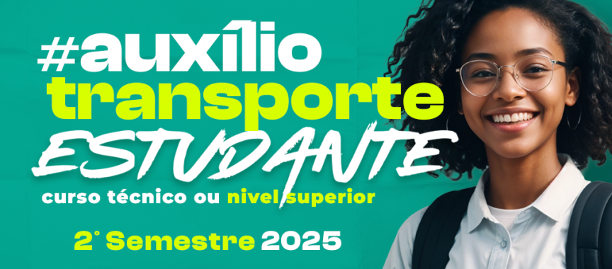 Imagem promocional com fundo verde-água e o texto em destaque, anunciando o auxílio transporte estudantil para o 2º semestre de 2025. O texto diz: “#auxílio transporte ESTUDANTE curso técnico ou nível superior 2º Semestre 2025”. As palavras “auxílio” e “transporte” aparecem em destaque, sendo “auxílio” em branco e “transporte” em amarelo vibrante. “ESTUDANTE” está escrito em letras brancas grandes com estilo de pincelada. No canto direito da imagem, há uma jovem sorridente, de pele negra, cabelos cacheados e soltos, usando óculos de armação fina, camisa branca e mochila preta, com expressão alegre